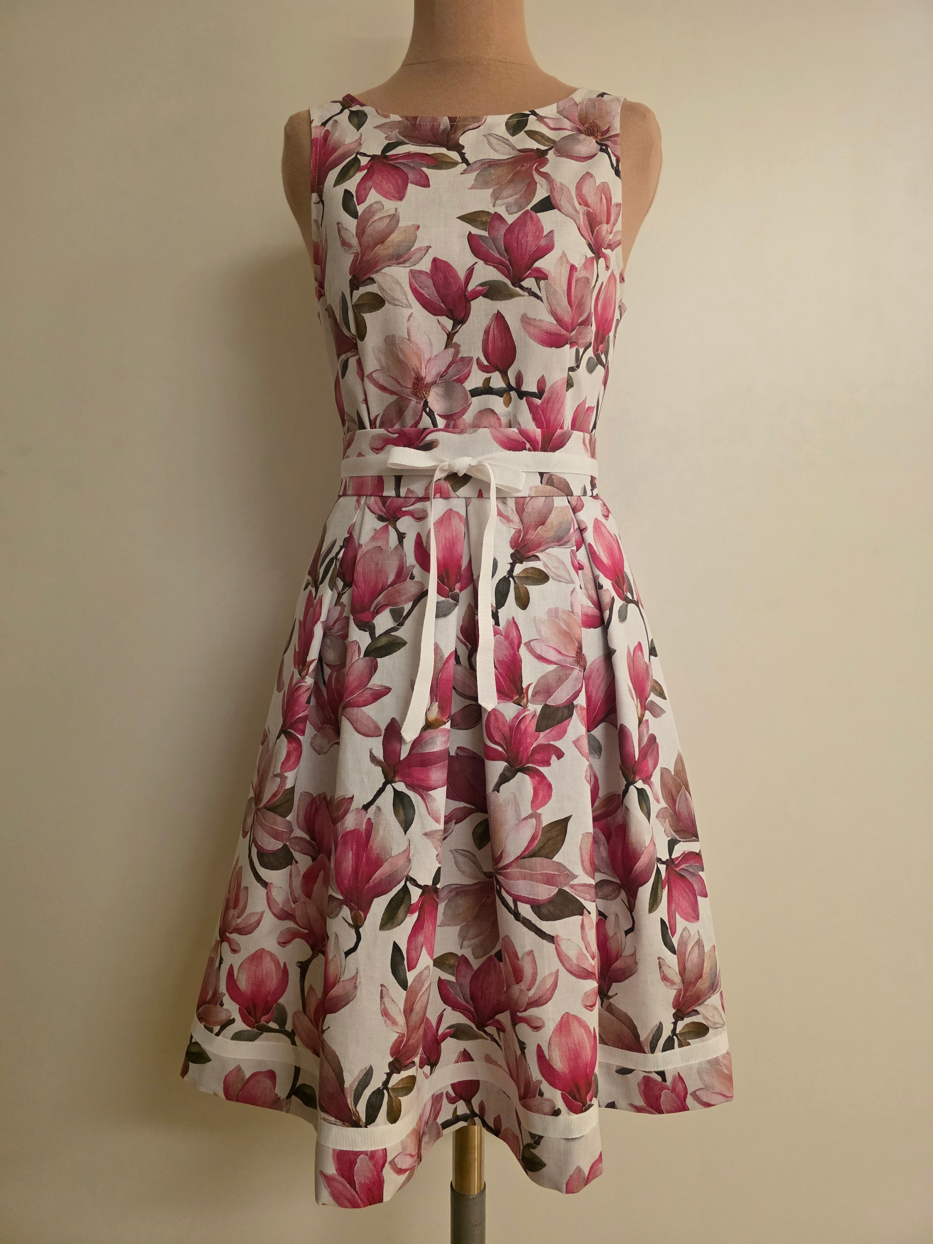 Handgefertigtes florales Sommerkleid – feminin & zeitlos elegant "Magnolia"